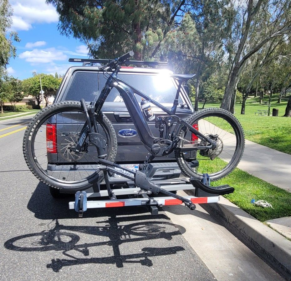 Thule Bike Rack 2" Hitch With Two Keys for Sale in Costa Mesa, CA OfferUp
