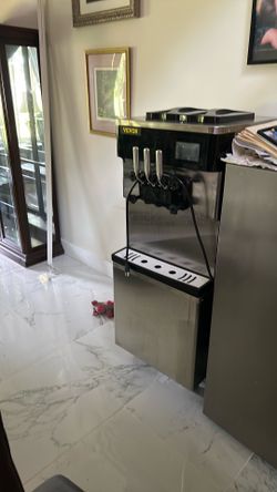 Commercial soft serve ice cream machine