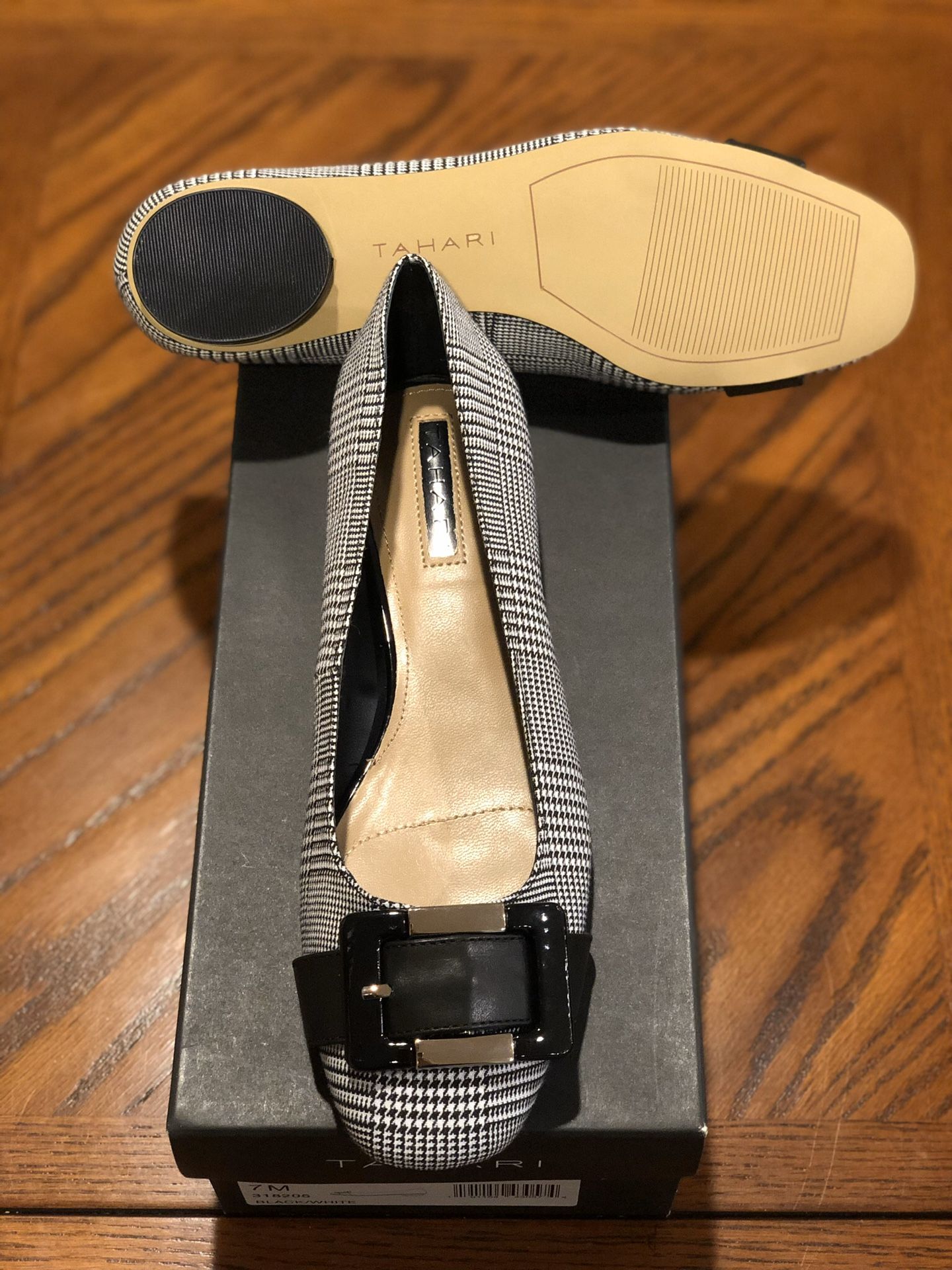 Tahari Venice flat Black and white size 7 TVs & Media players