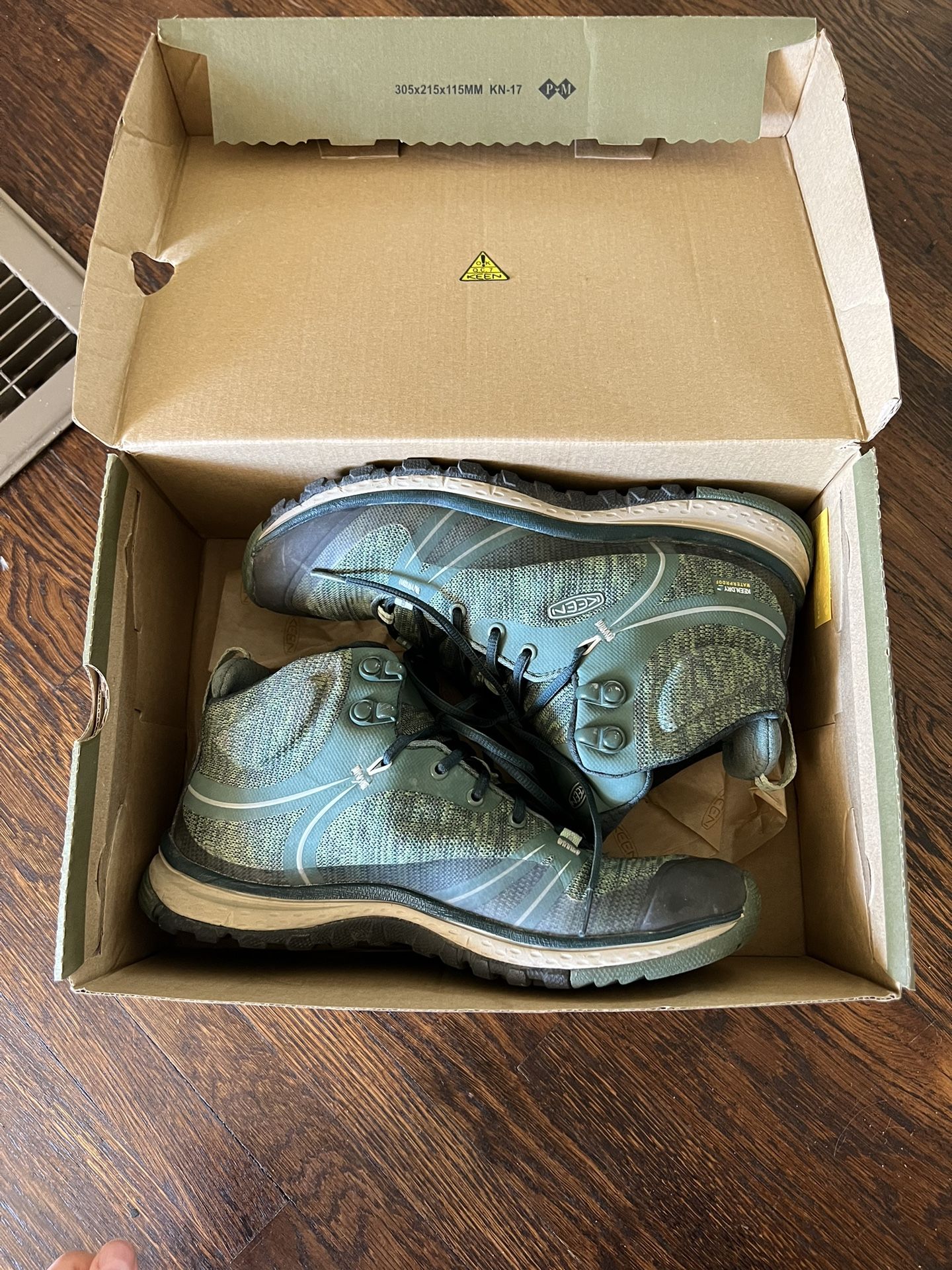 Keen Hiking Boots, Women’s 7.5, Green, Waterproof, like new