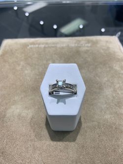 14KT White Gold Diamond Ring