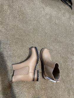 Beige boot, size 9, NEW