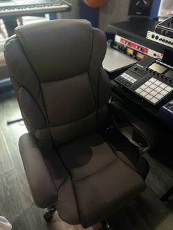 Staples - Mcallum Ergonomic Bonded Leather Swivel Manager Chair - Gray