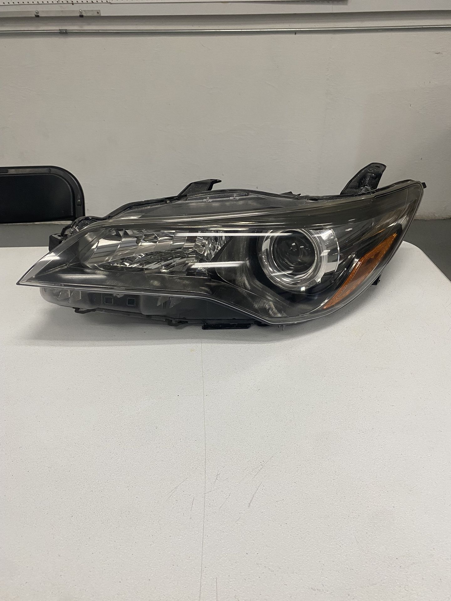 Toyota Camry driver side headlight 2015-2017
