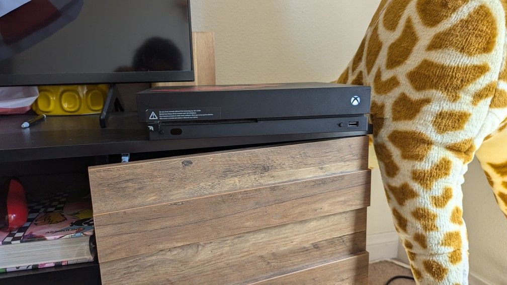 Xbox One X! Excellent Condition Comes With Controller And Comes With Games!