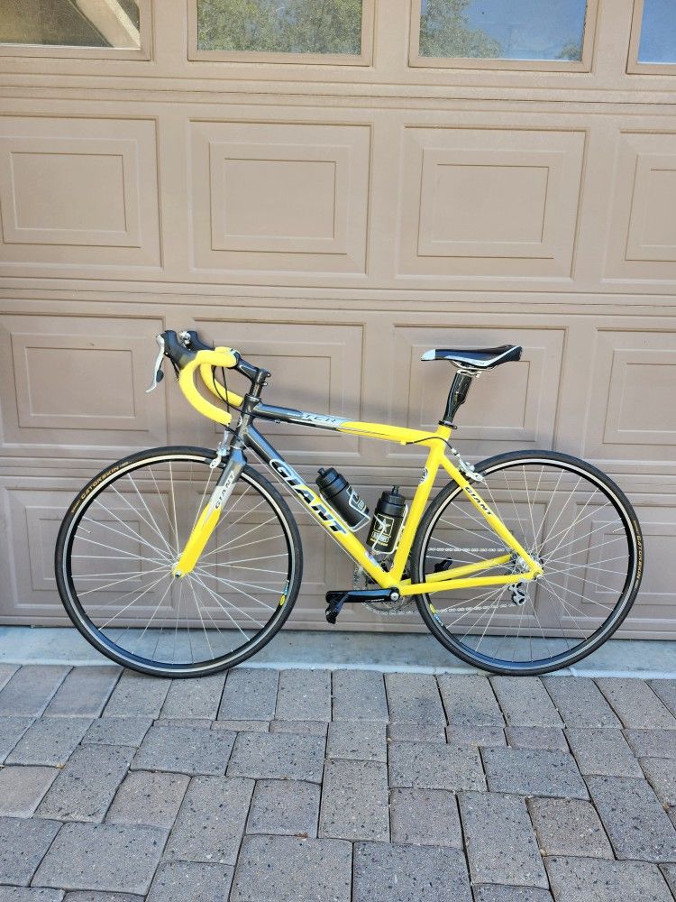 GIANT ROAD BIKE 700 C WHEELS ALUMINUM AND CARBON ( CHECK MY OTHER BIKES)