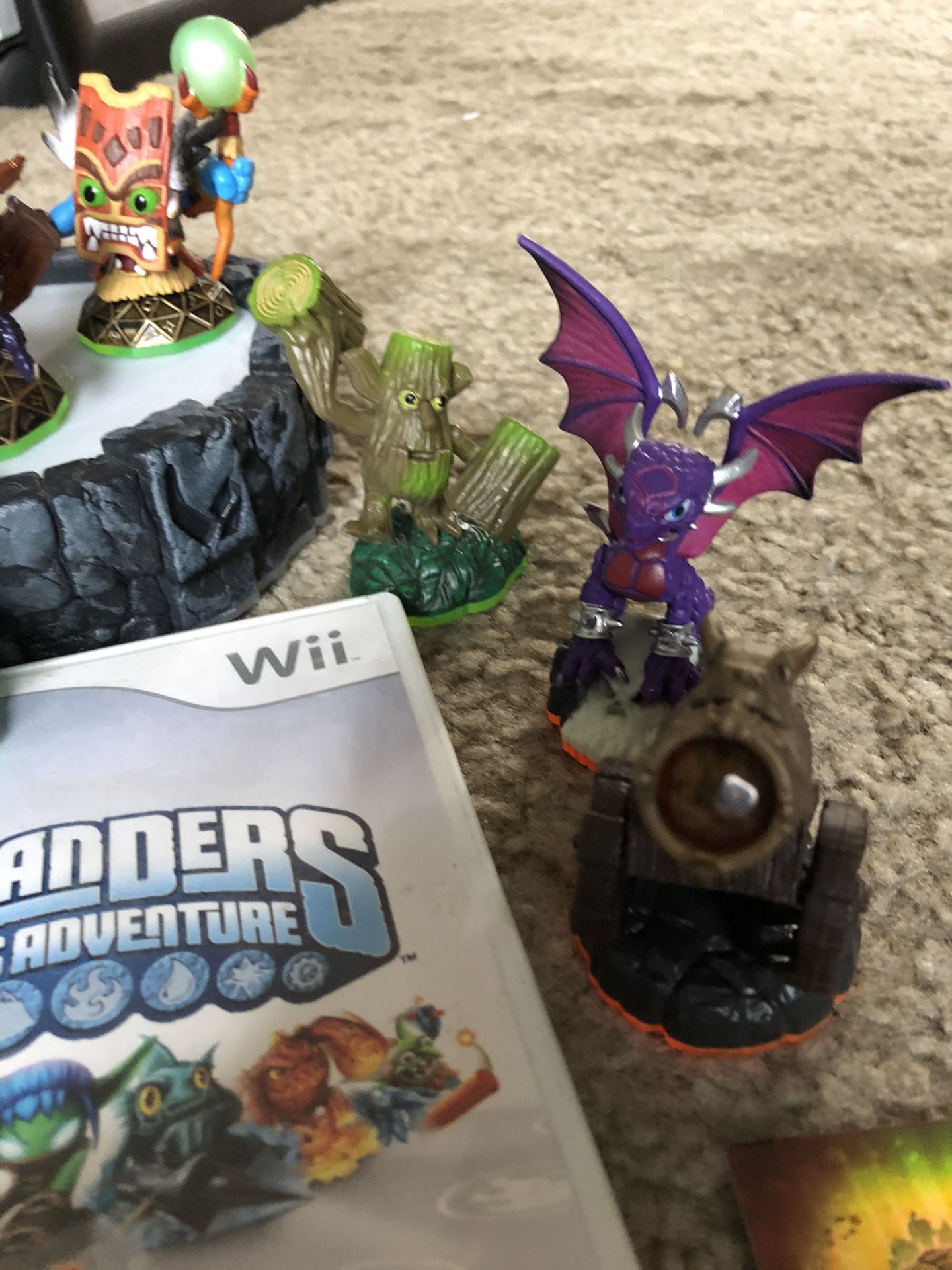 Skylander Wii games and 16 characters with carrying case