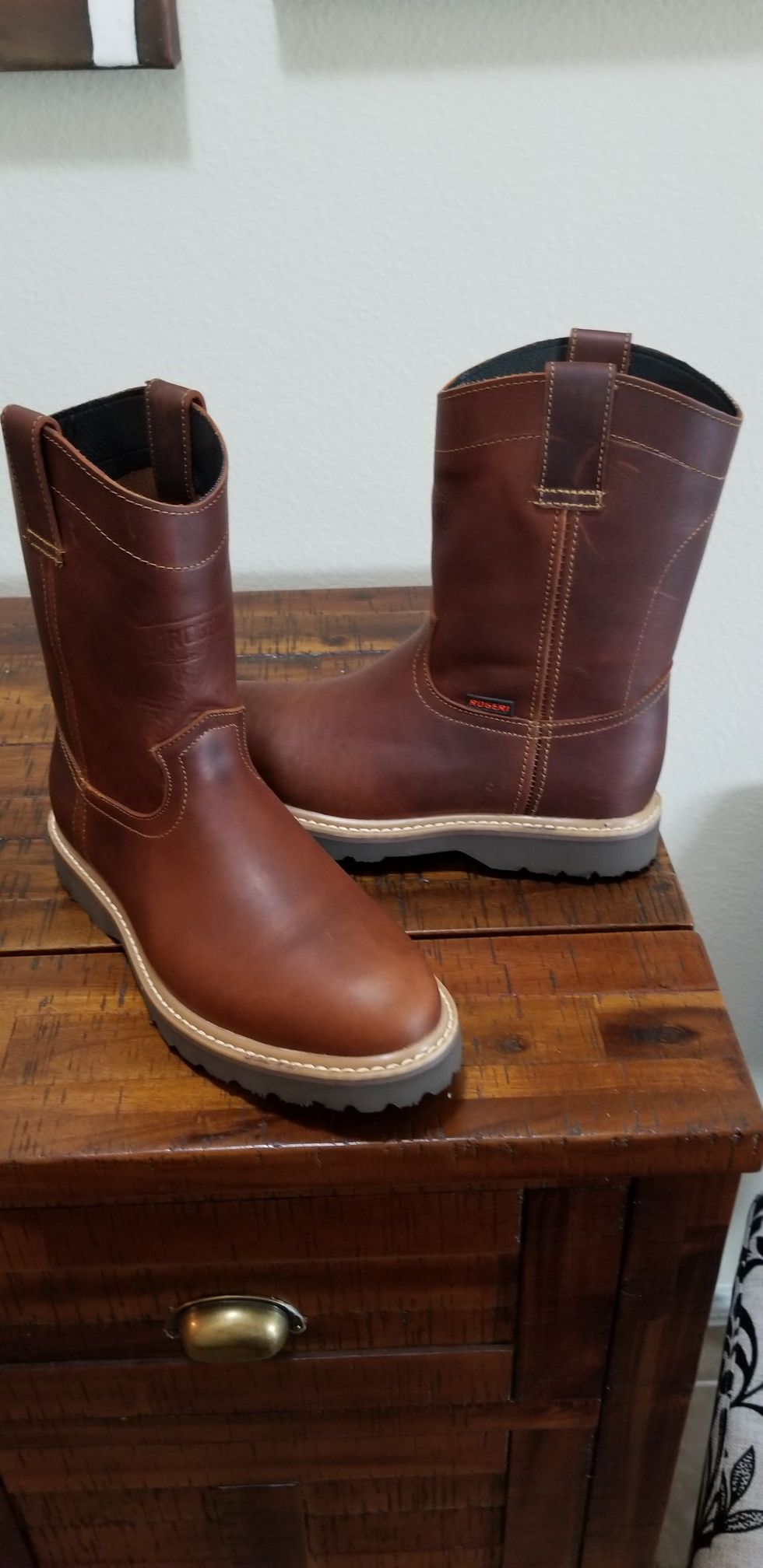 Mens Pull On Work Boots brand new/ Botas De Trabajo Para Caballero- Nuevas