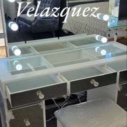 ✅️London Vanity Set (USB and power outlet to charge your phone, tablet, or power your beauty tools)