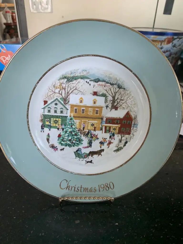 Vintages Collectible Christmas plate 8th edition 1980 Avon by Wedgwood England approx 9” round