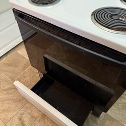 Works Perfectly! GE Electric Stove/Oven - $150 
