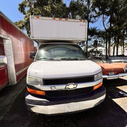 12ft 2007 Chevy Express Cutaway w/lift