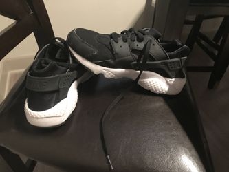 Boys Huarache size 6.5 Youth