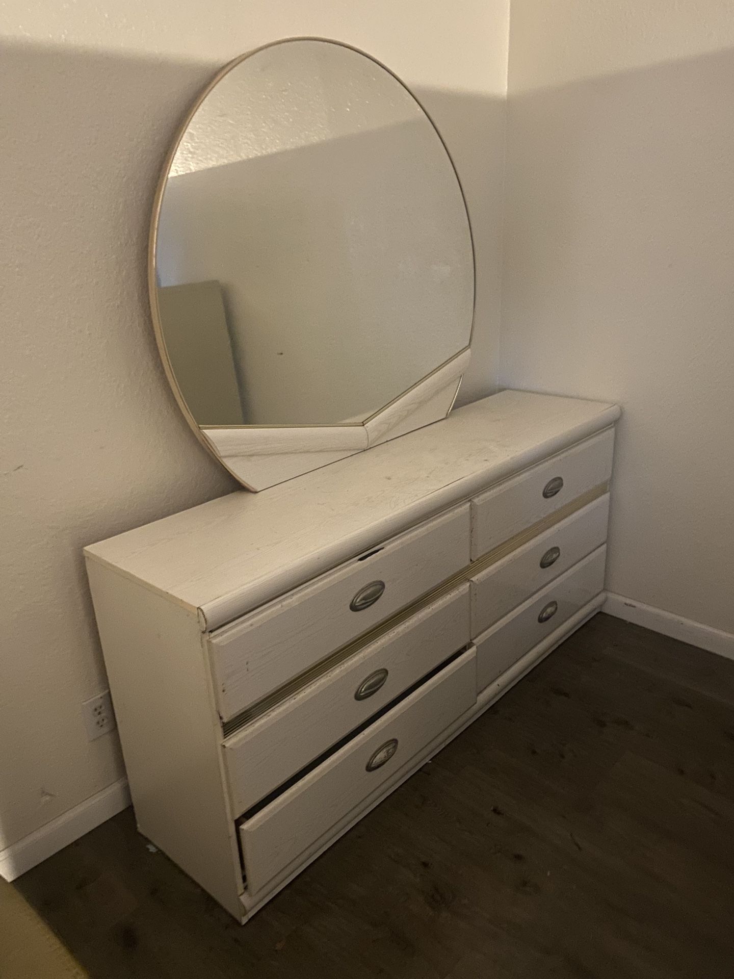 Mirror Dresser Free