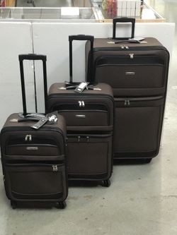 3 pice luggage set includes large size (32"), medium size (24") and Carry-on size (20"). Light weight expandable and durable by TOPLINE
