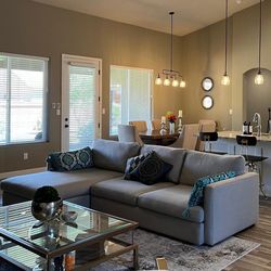 Bassett Chaise Sectional (2-Piece Left Chaise)