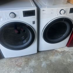 LG gas washer and dryer with a three-month warranty in good condition. Free delivery in the Oakland area. Outside the Oakland area, a small fee applie