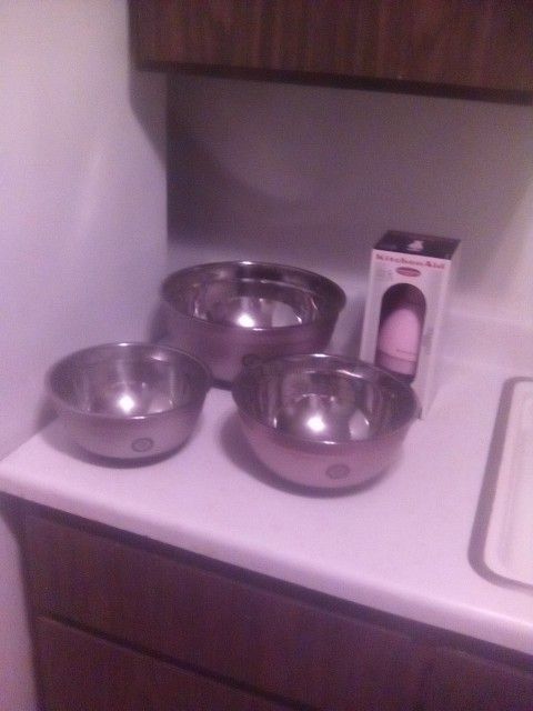 CHEFS COUNTER MIXING BOWLS AND FOOD CHOPPER