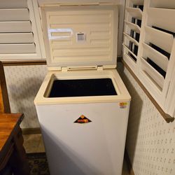 Kimchi refrigerator