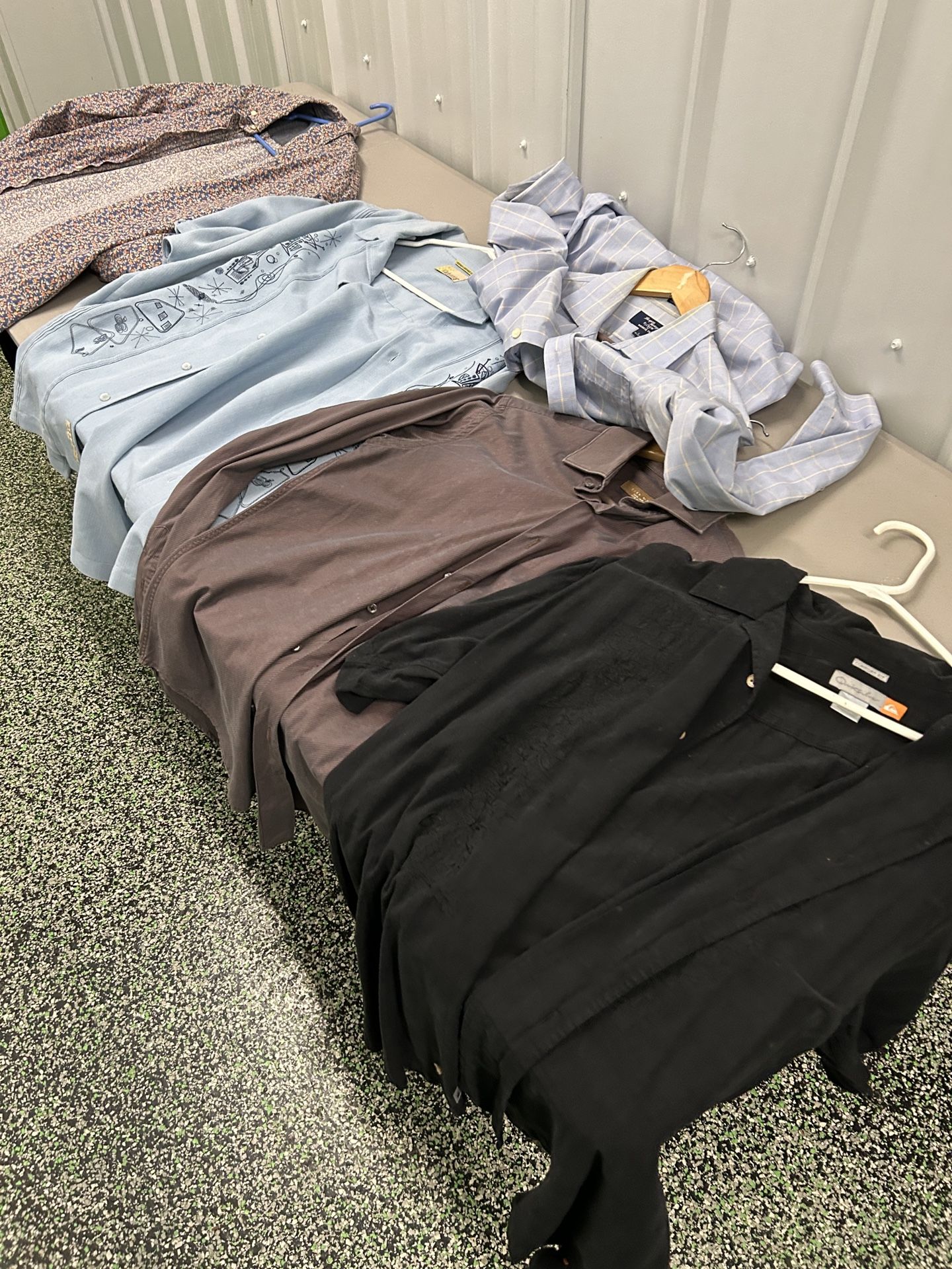 Men’s dress shirt, a lot of five Tommy Hilfiger namebrand, etc. small extra large