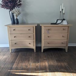 Set of (2) Thomasville Nightstands / End Tables 
