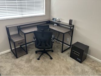 Modern L-Shaped Desk – Like New – Optional Chair Available