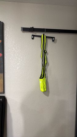 Para poner botellas con agua color verde fluorescente