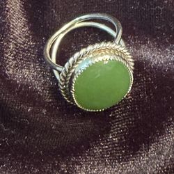 BEAUTIFUL GREEN STONE RING