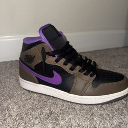 Jordan 1 Mid Palomino Size: 9