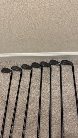 TaylorMade P790 Black 4-PW Dynamic Gold 105 S300 Tour Velvet Standard Length Grip