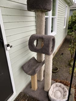 3 Story Cat Tree In Good Condition 