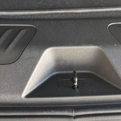 Suburban Cargo Sill Plate Black 