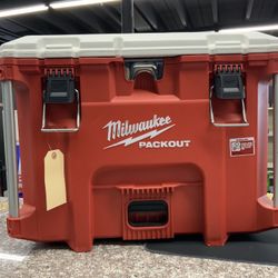 Milwaukee 22 in. Packout 40 qt. XL Cooler