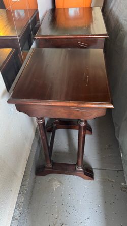 2 nice wood tables