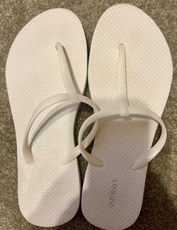 Old Navy White Plastic Flip Flop Sandals 