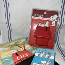 PEANUTS Ceramic S&P Shakers Featuring Snoopy + peanuts snoopy oversized oven mitt & pot holder 