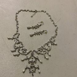 Beautiful crystal necklace and earring set