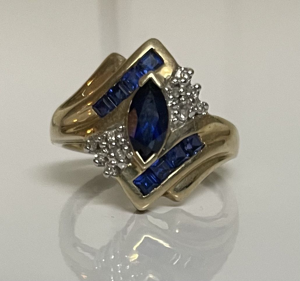 Gorgeous Gold Sapphire Ring, Size 7