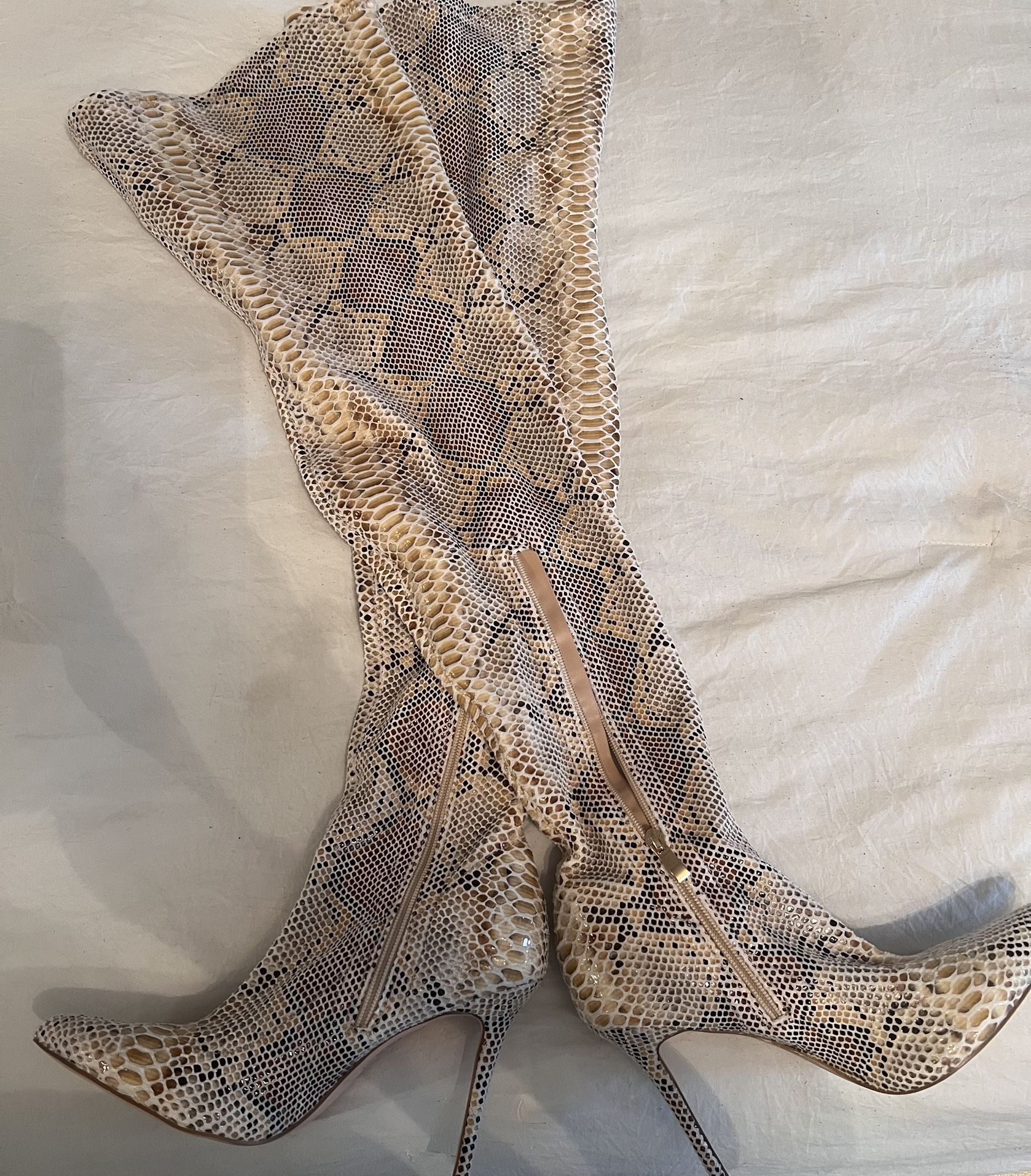 Women’s Thigh high Boot, New!