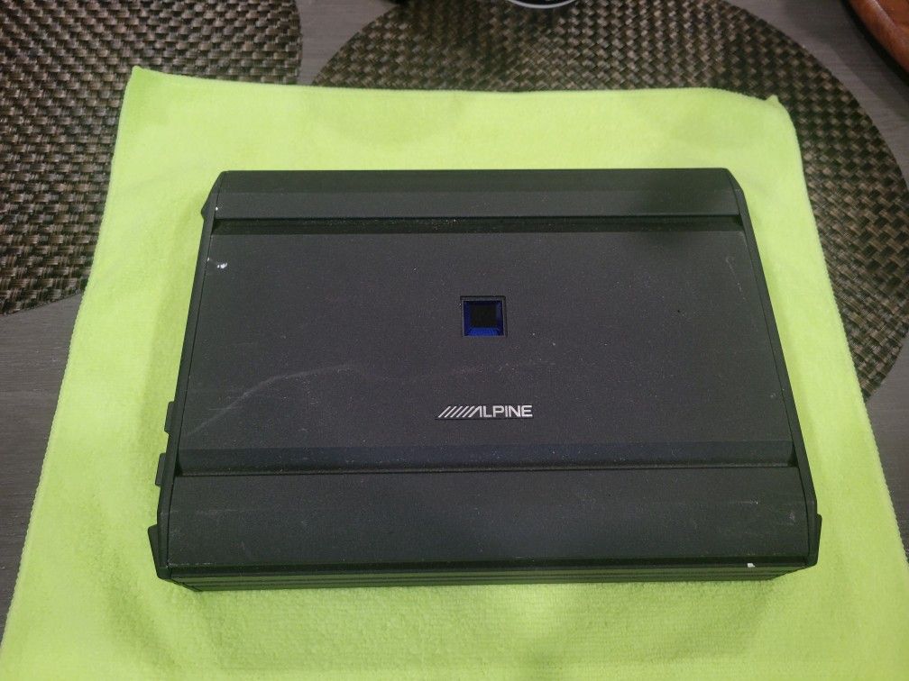 UN AMPLIFIER ALPINE 