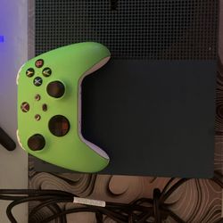 Xbox One S With Controller 