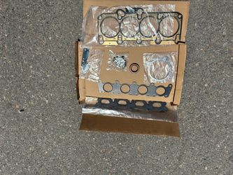 Head gasket kit with head bolts