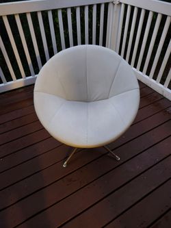 MCM Swivel Saucer chair.
