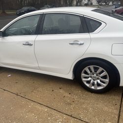 NISSAN  ALTIMA 2016 In Good Conditions And A Clear  title It had Never Had An According But The Airbag Light Come On And Off