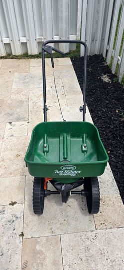 Scotts Turf Builder EdgeGuard Mini Broadcast Lawn Spreader - Great Condition