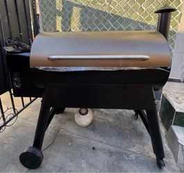 Traeger Pro Series 34-Pellet Grill and Smoker in Bronze