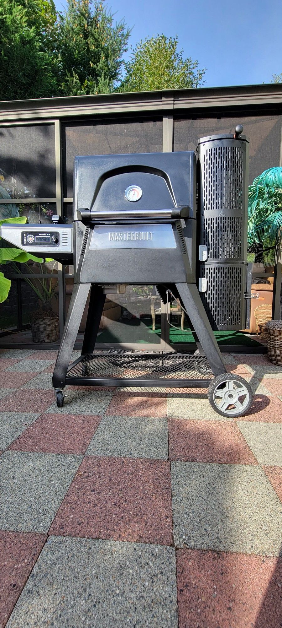 BBQ Masterbuilt® Gravity Series® 560 Digital Charcoal Grill and Smoker with Digital Control, App Connectivity and 560 Cooking Square Inches in Black