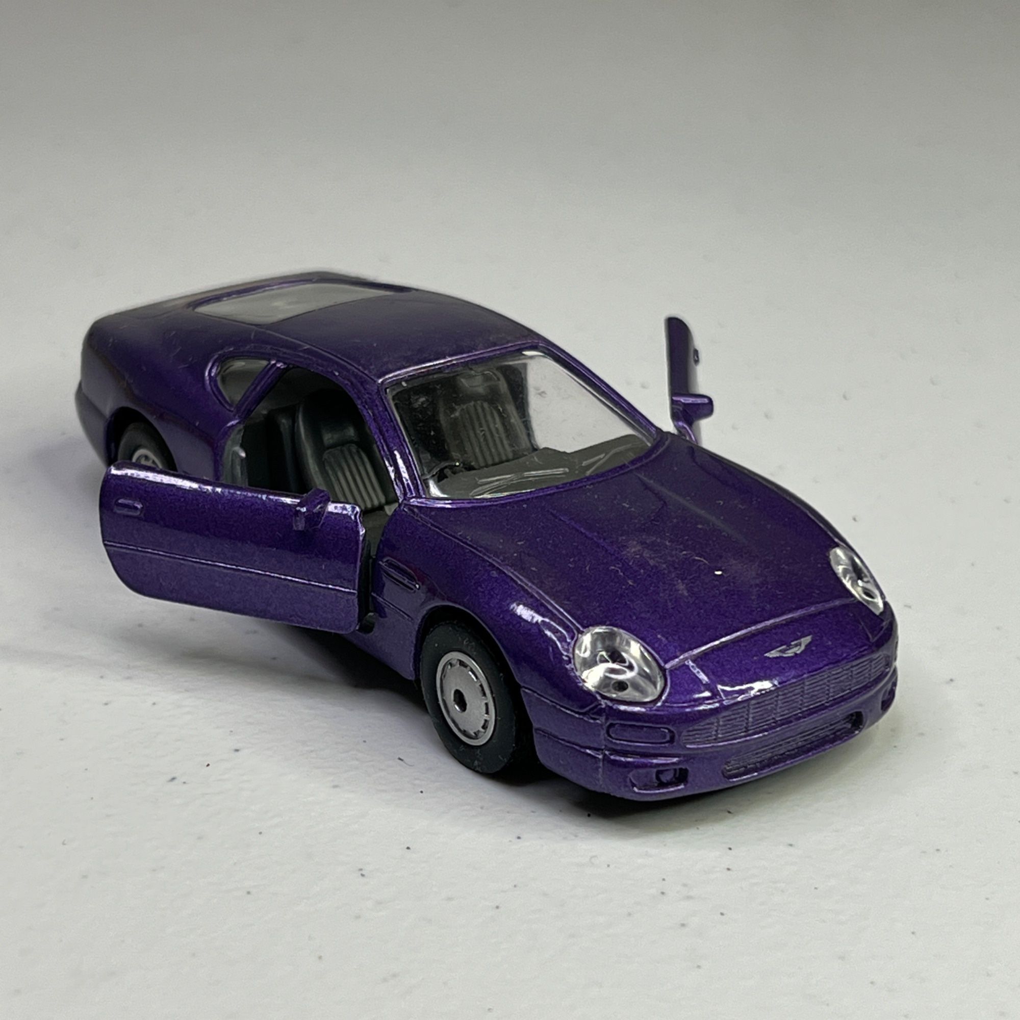 Maisto Aston Martin DB7 Coupe Purple Diecast Model W/ Opening Doors, 1/40 Scale