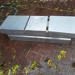 truck tool box diamond plated / great condition / 