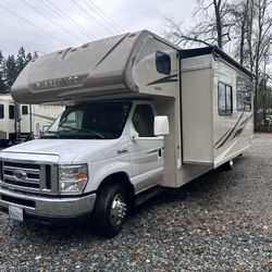 selling a 2018 Mini Winnie Winnebago 31 foot in excellent condition runs amazing only 40,000 miles with leveling jacks brand new tires 